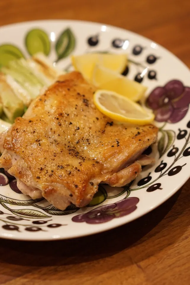 鶏肉を弱火で20分焼いてレモンでさっと♪|てつやさん