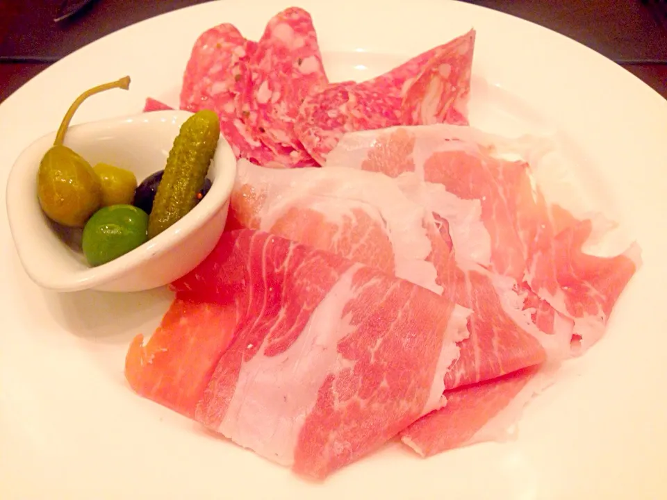 イタリア産 生ハム、サラミの盛り合わせ🇮🇹 AFFETTATI MISTI  Assorted raw ham and salami salads style|ゆうじ.さん