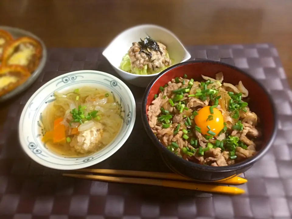 彼にスタミナ丼！
野菜スープ。温キャベツ納豆|ママさんさん