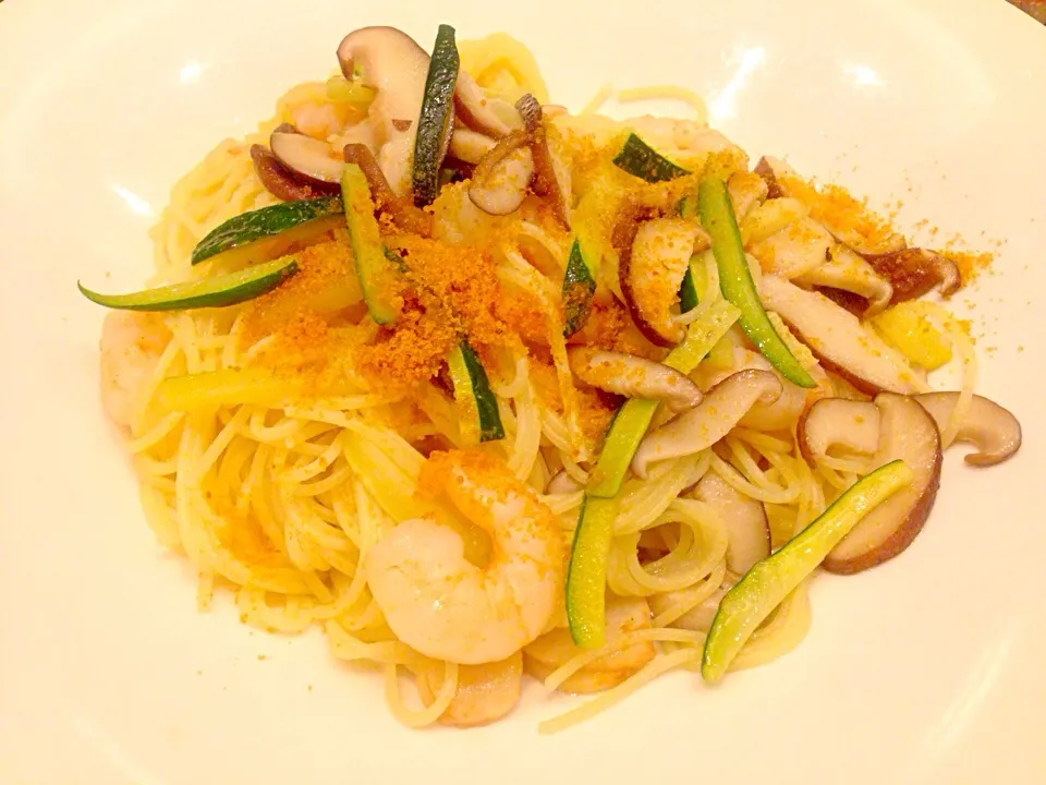 フェデリーニ 海老とキノコとズッキーニのカラスミ入りペペロンチーノ🇮🇹 FEDELINI AL PEPERONCINO CON GAMBERI,FUNGHI,ZUCCHINI E BOTTARGA|ゆうじ.さん