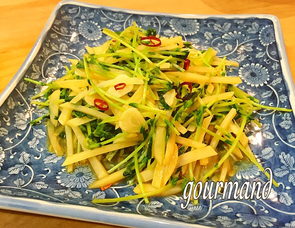 Snapdishの料理写真:咲きちゃんの🎀 豆苗とじゃがいものシャキシャキにんにく炒め✨|プーティさん