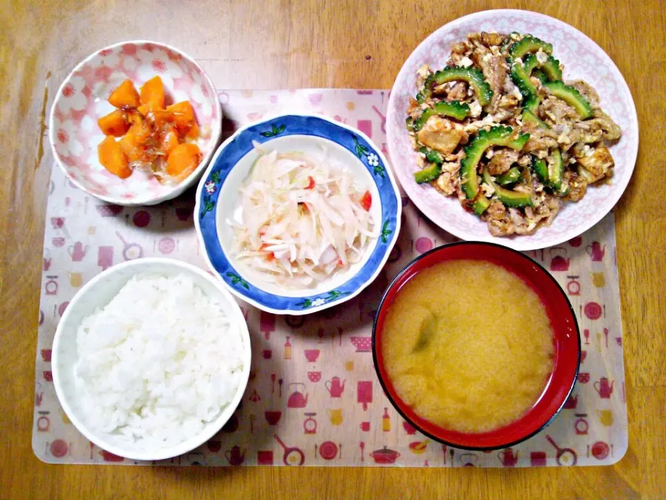 ８月2１日 ゴーヤーチャンプルー 玉ねぎの梅和え にんじんの土佐煮 お味噌汁|いもこ。さん