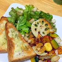 ごろごろ秋野菜サラダとガーリックトースト|いたさん