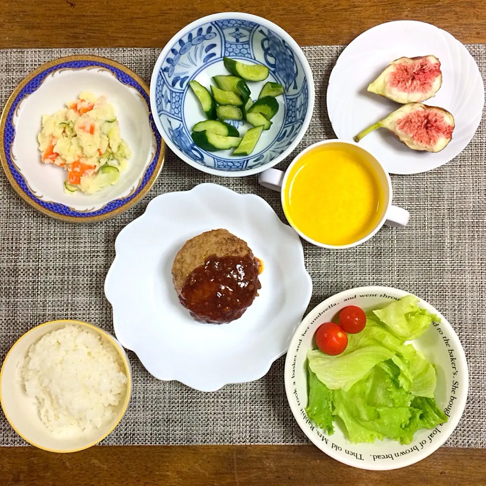 27.8.30 ハンバーグ、かぼちゃスープ、サラダ、ポテトサラダ、きゅうりの漬物、ご飯、いちじく|ponhoppelさん