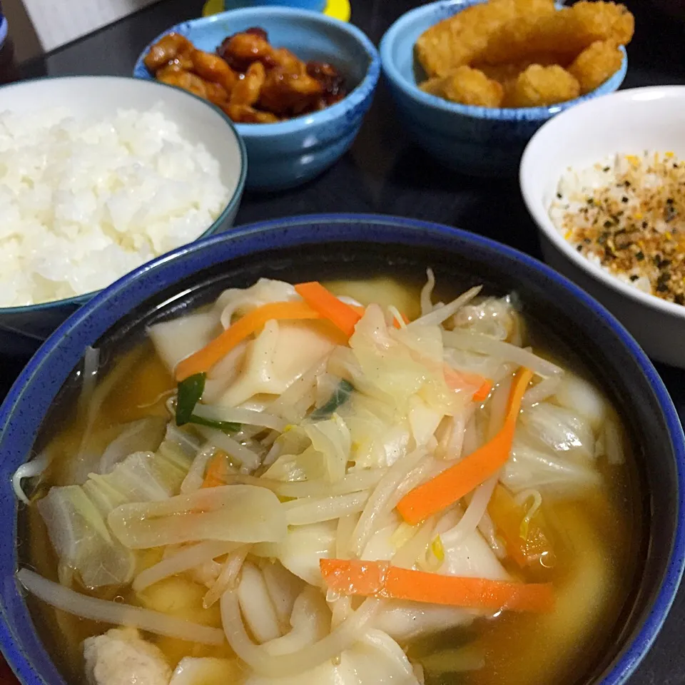 今日の晩ご飯は、野菜たっぷりスープ餃子、お惣菜のローストチキンとハッシュポテト。|ゆえさん