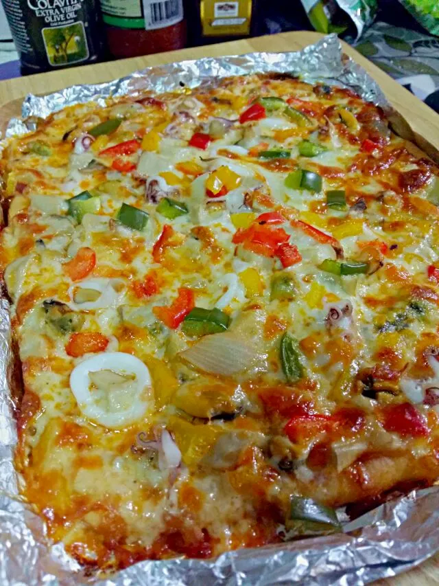 Home made Pizza seafood by Plushie🍕|sarochaさん