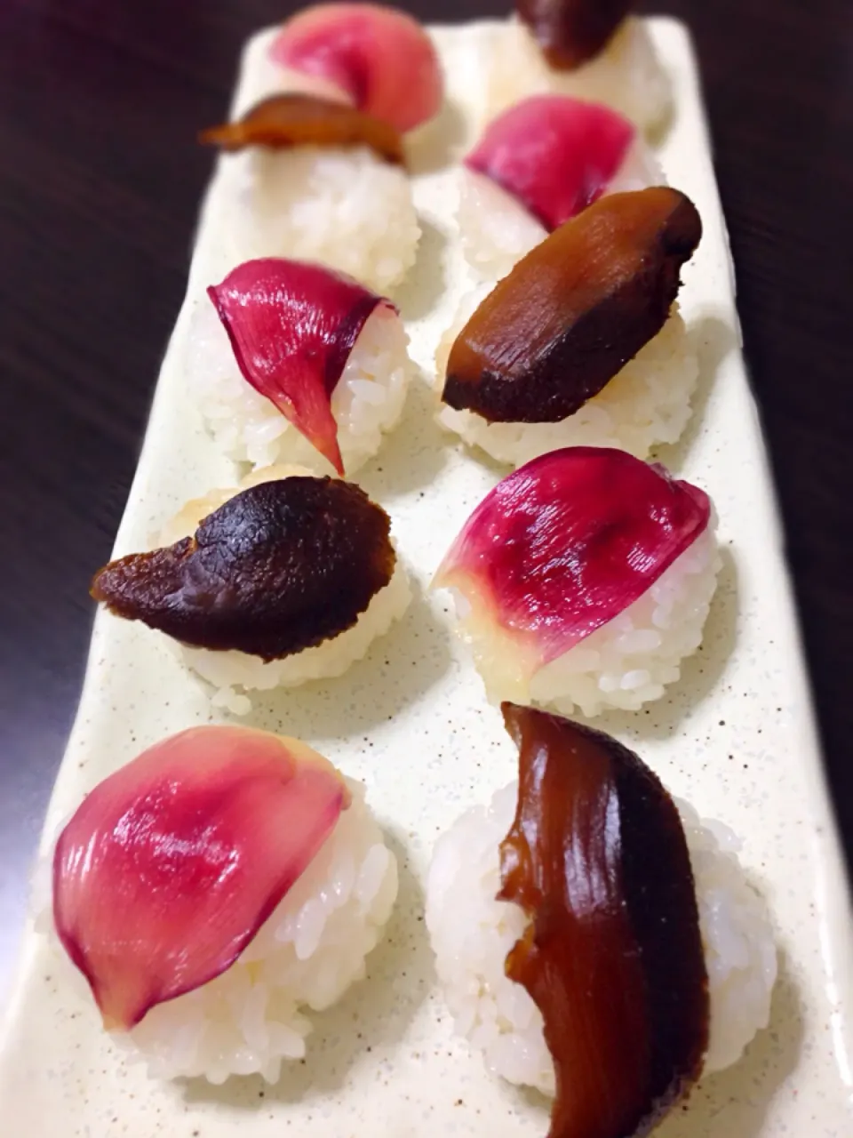 Snapdishの料理写真:しいたけとミョウガの手まり寿司
Shiitake and Myouga Sushi|Nyam | 照ちゃんさん