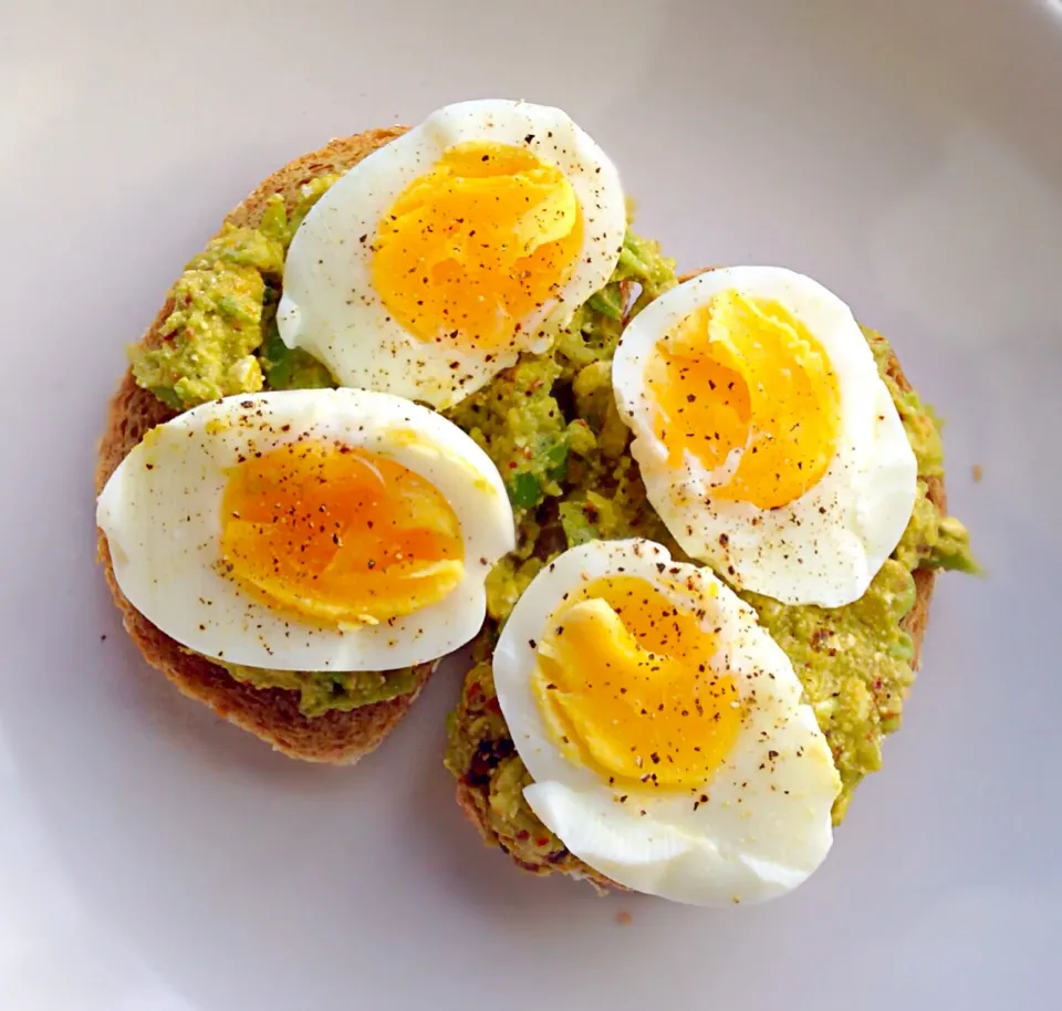 Boiled eggs. Avocado, feta & chilli mash. Sour dough bread.|Safiraさん