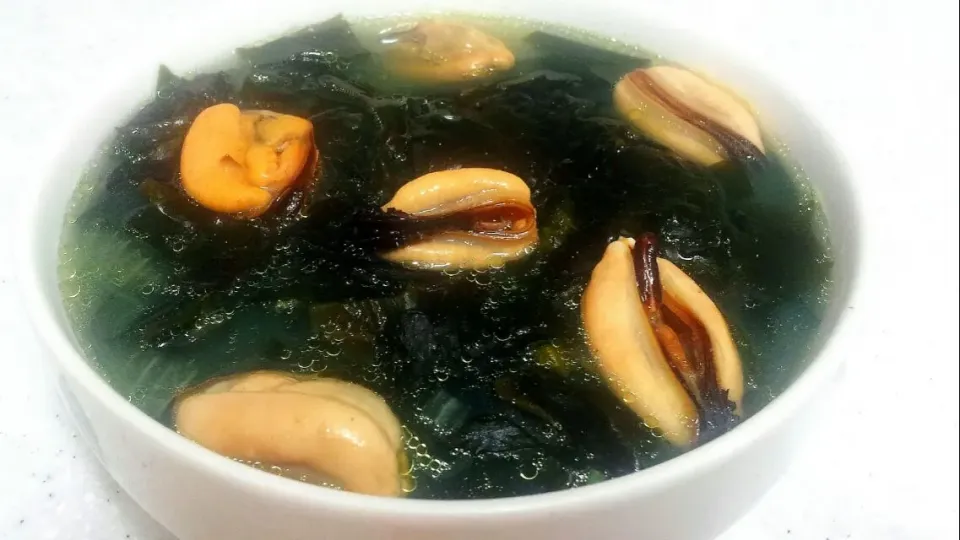 Snapdishの料理写真:mussels in seaweed soup|steven z.y.さん