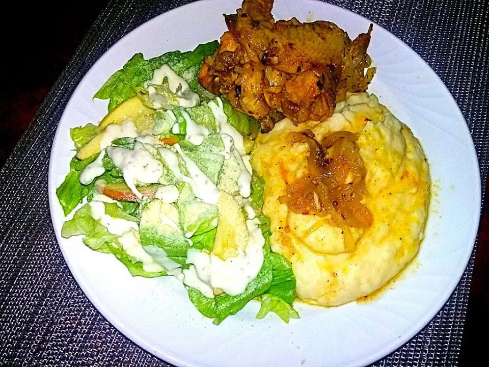 Baked Chicken Wing Covered with Onions Creamy Parmesan Mashed Potatoes and Red Apple n Lettuce Salad With Ranch Dressing.|Juan Simmsさん