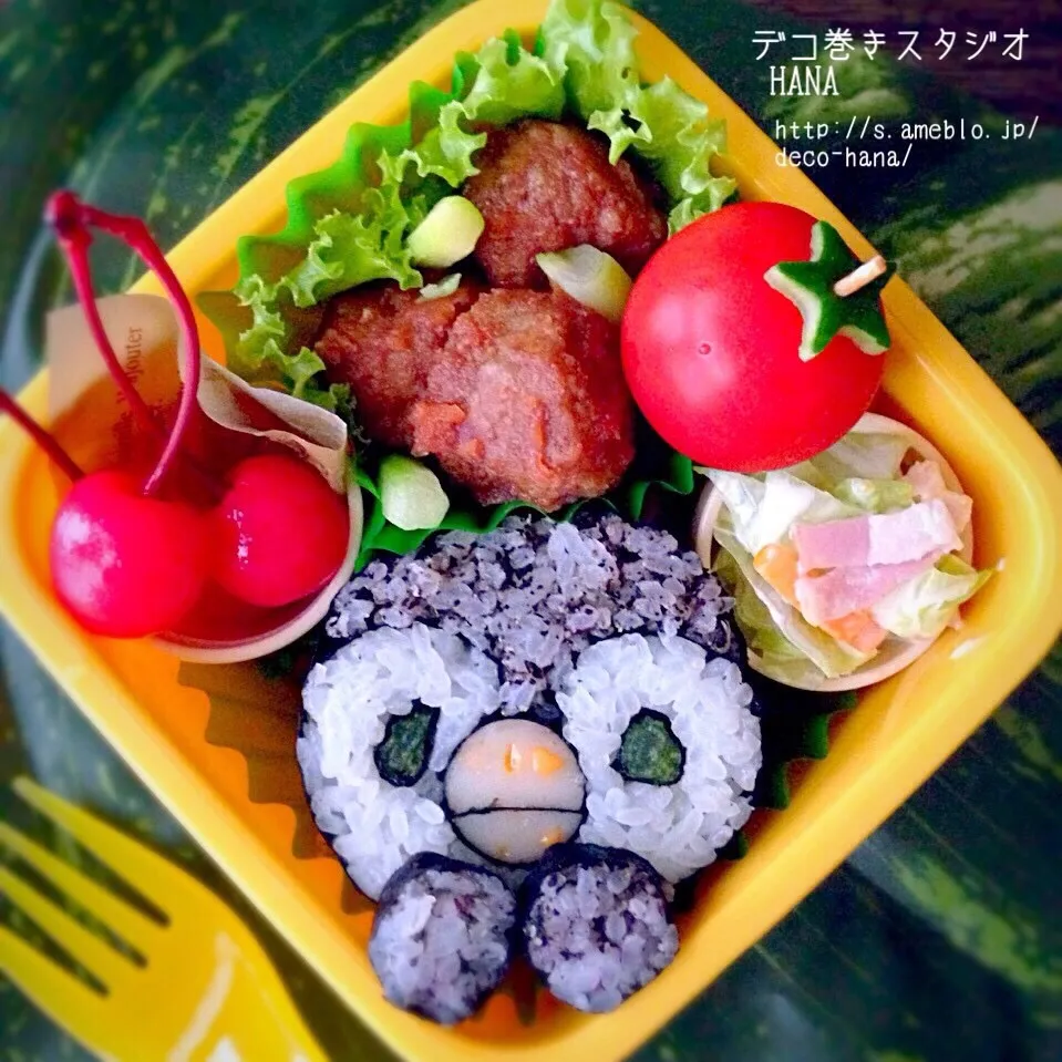 Snapdishの料理写真:ペンギンの海苔巻き子ども弁当|さとみ (satomi_foodart)さん