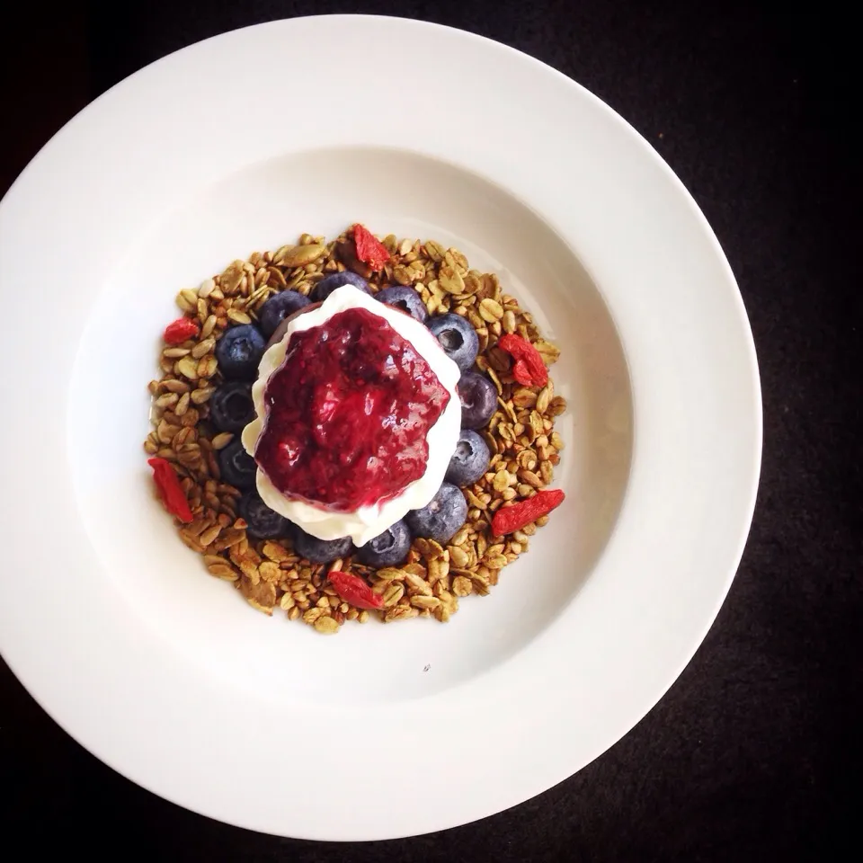 Matcha buckwheat granola with goji berries, Greek yogurt, homemade strawberry chia jam, blueberries|coxiella24さん