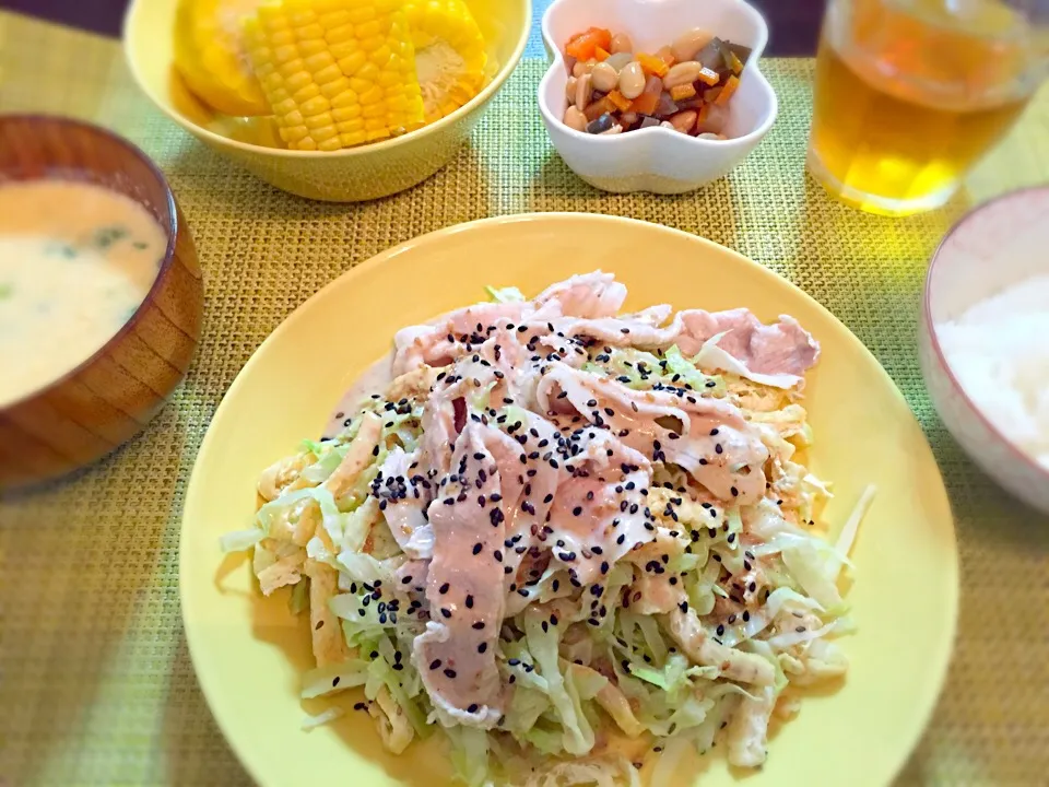 キャベツと油揚げのホットサラダ 豚しゃぶ載せ、玉子とネギのお味噌汁、五目豆|Akiko Furukawaさん