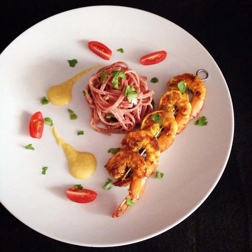 Beetroot noodles in salted egg yolk sauce. Grilled curry-tumeric shrimp skewer|coxiella24さん