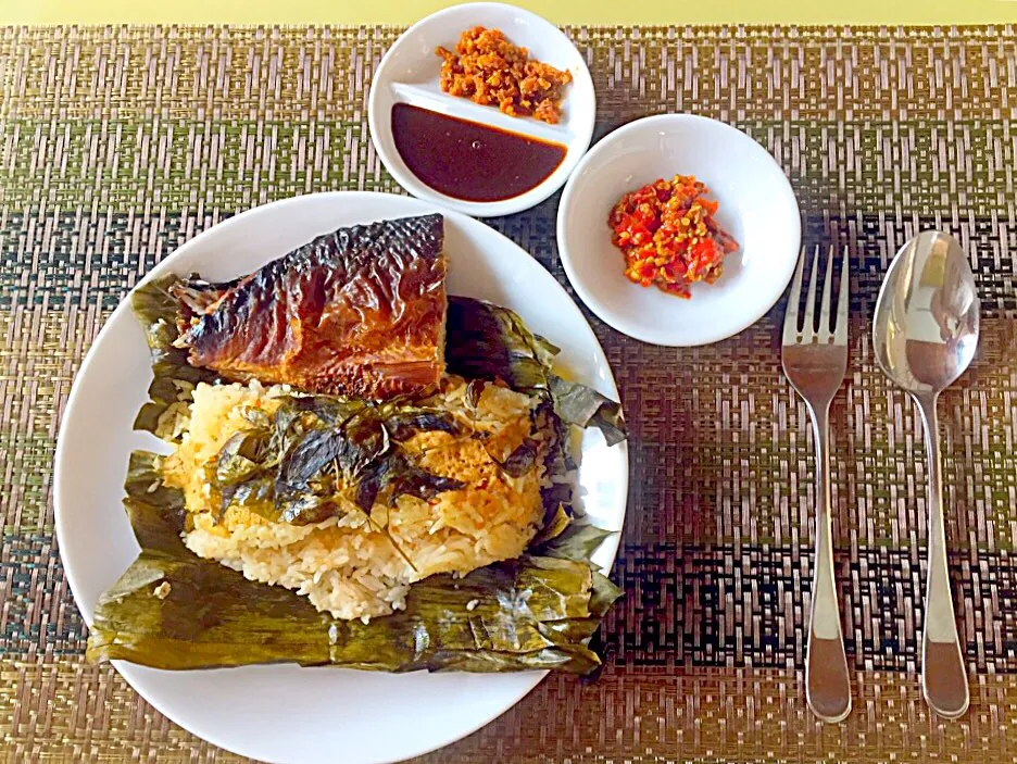 Nasi Bakar cooked by friend's helper and Ikan Banteng from Surabaya.|Agnes Chandraさん