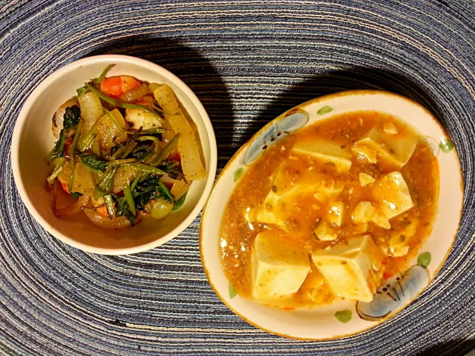 夜食。麻婆豆腐とエビと野菜の塩胡椒レモン炒め。|エリカさん