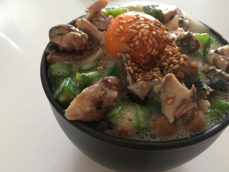 Snapdishの料理写真:本日の手抜き飯  鯖缶とオクラ入り大盛り納豆ごはん♡|gintanさん