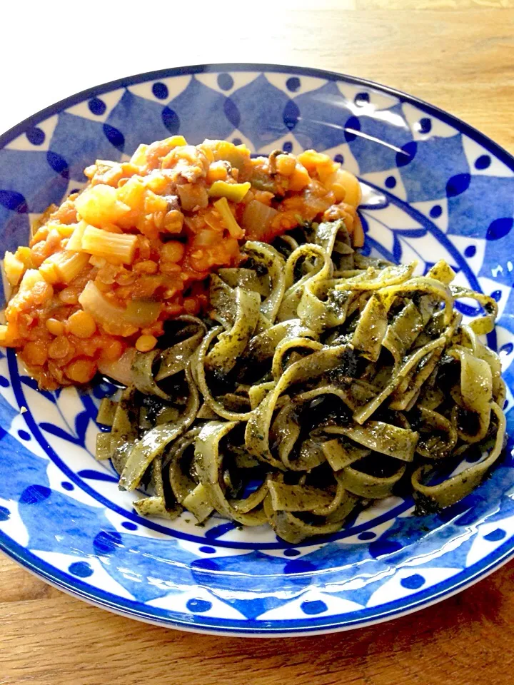 レンズ豆と野菜の煮込みと、ほうれん草のフェトチーネにバジルソースを絡めました。|エイコさん