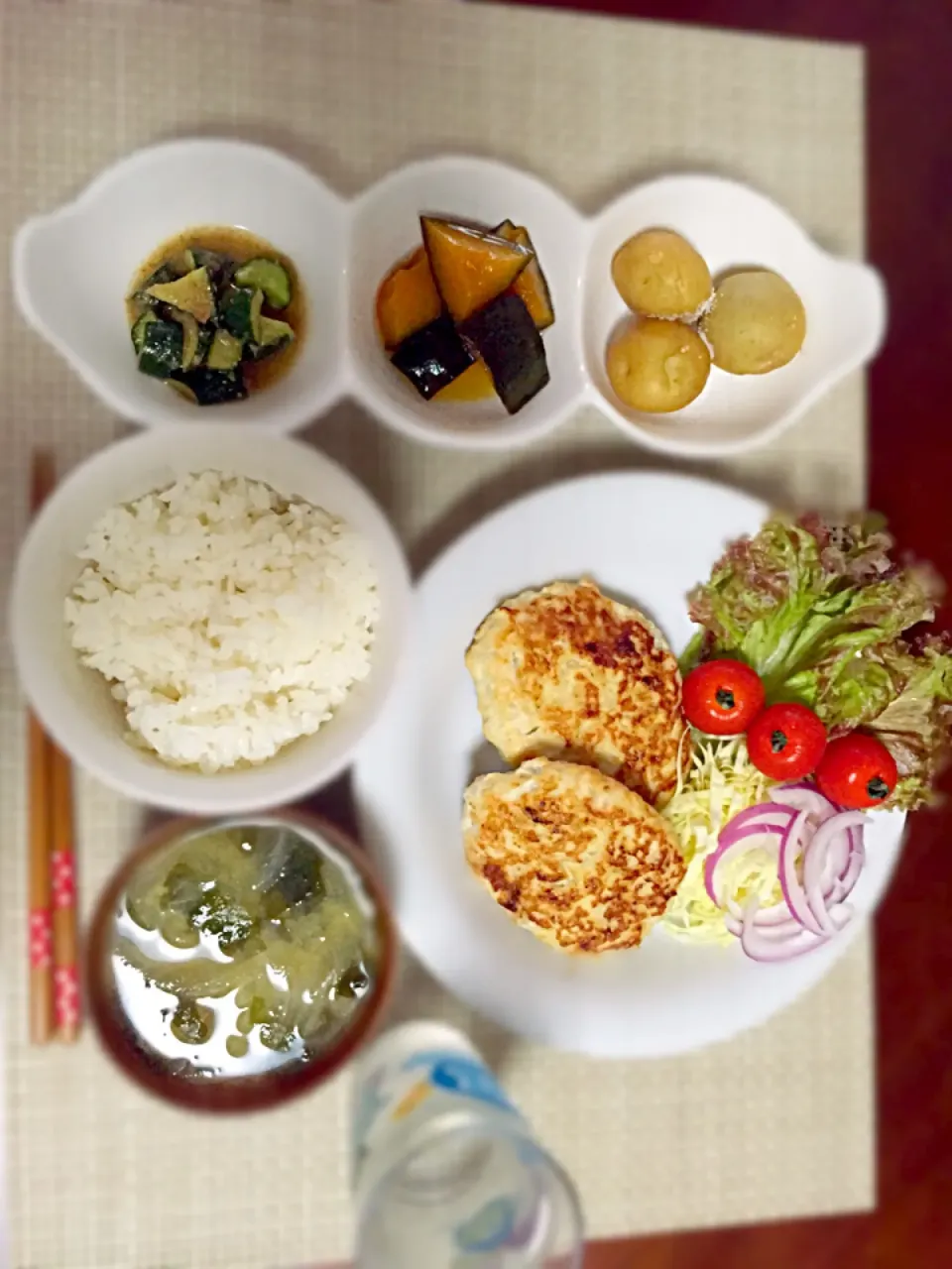 ＊鶏肉と豆腐のヘルシーハンバーグ＊丸ごと塩じゃが＊かぼちゃの煮物＊梅きゅうり＊玉ねぎとわかめの味噌汁💗|あゆかさん