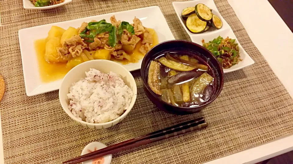 Snapdishの料理写真:今日の夕食 肉じゃが、ズッキーニのソテー、ピーマンとじゃこの炒め物、ゆかりご飯、なすの味噌汁|pinknari🐰🌈さん