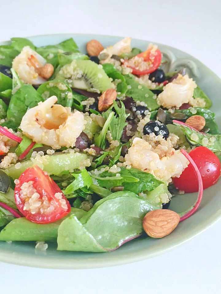 Quinoa salad with tomato, blueberries, kiwi and lychees|12Dragonさん