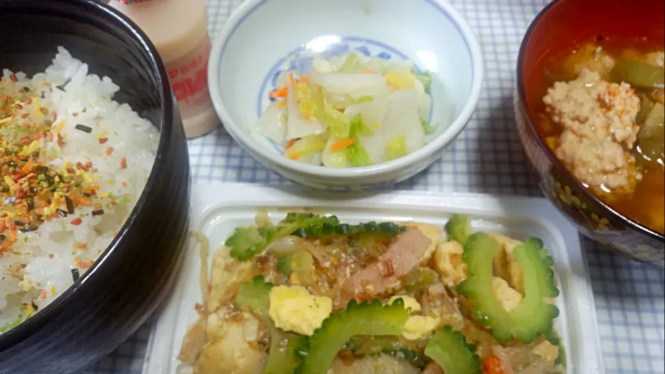 今日の朝ごはん
ゴーヤチャンプル、鳥団子汁、ふりかけ飯|sakumaさん