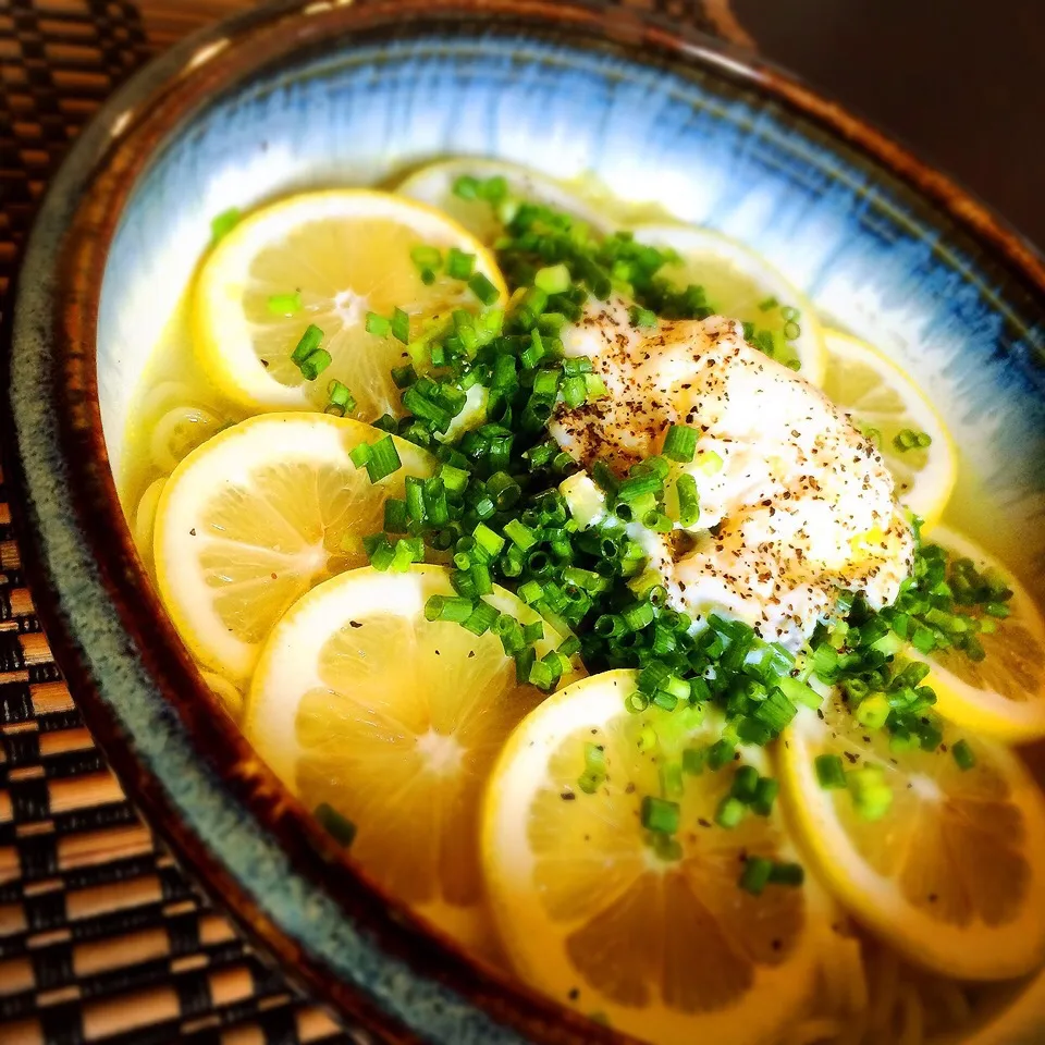 インスタントの塩ラーメンで
レモンラーメン♡|eimyさん