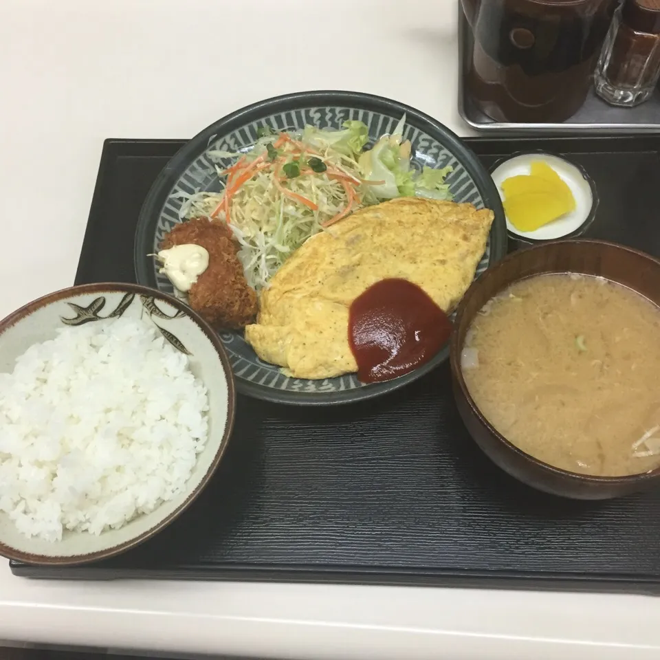 Snapdishの料理写真:オムレツとコロッケの定食|アクちゃんさん