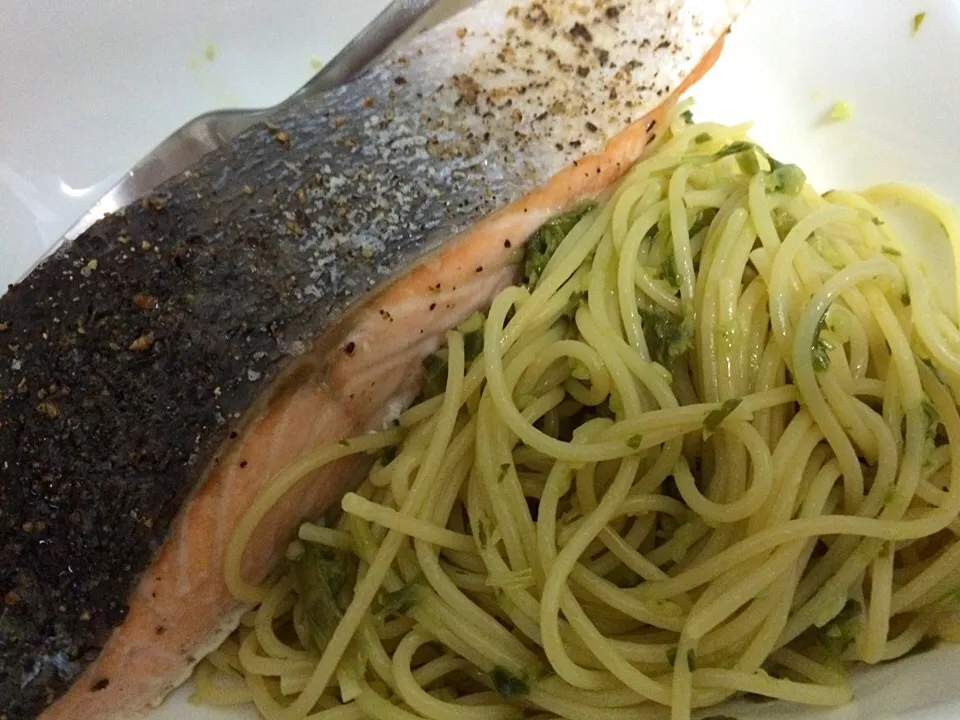 Spaghetti with ginger-scallion sauce and grilled salmon.|Ong Sor Fernさん