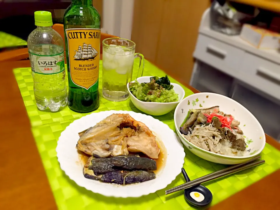 Snapdishの料理写真:鮭の頭の煮付けでハイボール🍺|マニラ男さん