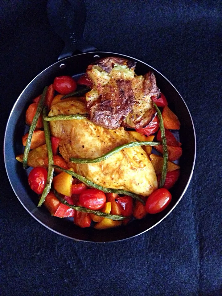 Skillet Indian-spiced chicken breast and assorted vegetables. Crispy paprika smashed potato|coxiella24さん