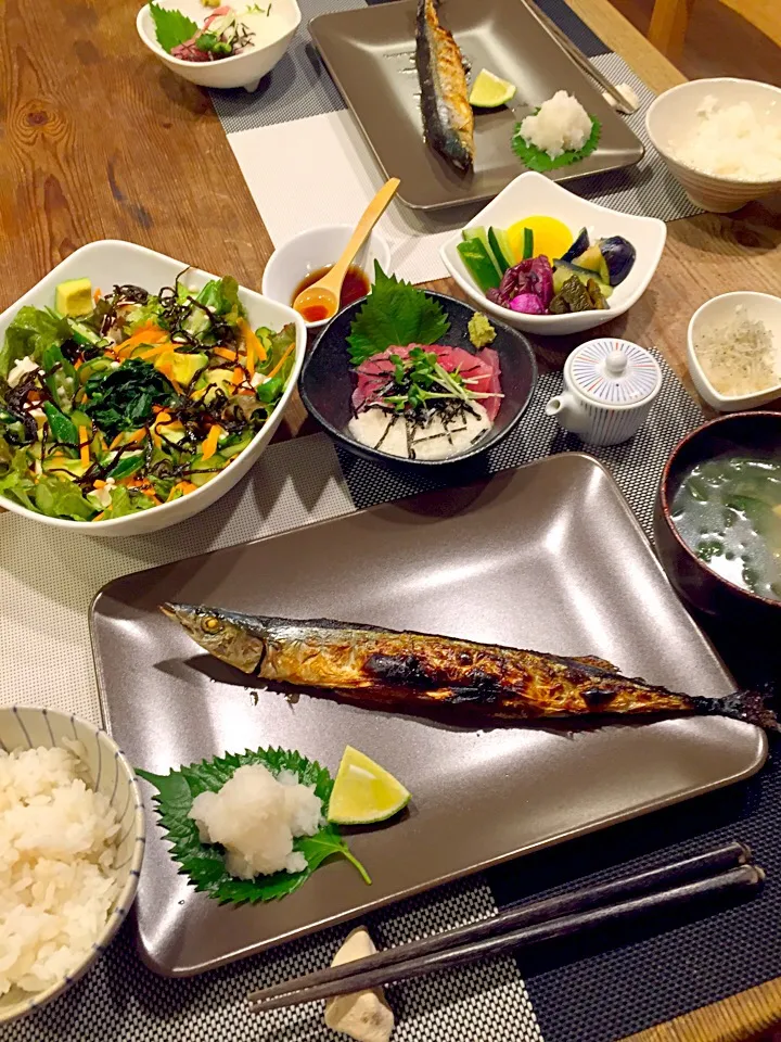 今日は秋刀魚🐟✨😍鮪の山かけ、アボカドとお豆腐の野菜たっぷり塩昆布サラダ🍀お漬物、モロヘイヤと油揚げのお味噌汁🍃|まみりんごさん