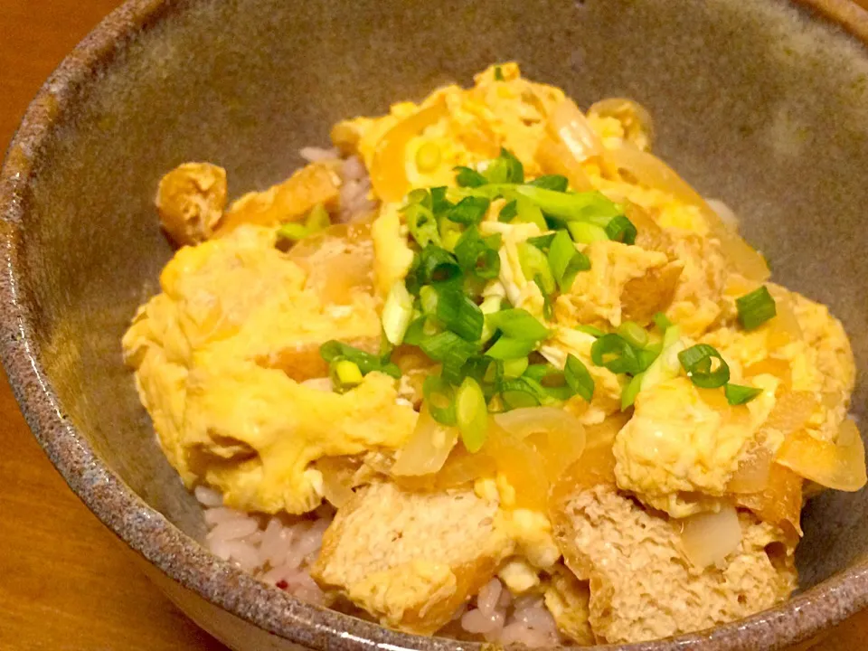 とちお揚げと玉ねぎの卵とじ丼 残業帰りの晩御飯|Saoriさん