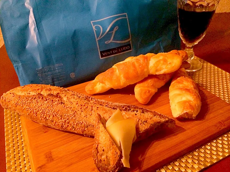 Salt pan&Sesame baguette🍞VENT DE LUDE
ｳﾞｧﾝ ﾄﾞｩ ﾘｭﾄﾞの塩ﾊﾟﾝ&ｾｻﾐﾊﾞｹﾞｯﾄ|🌈Ami🍻さん