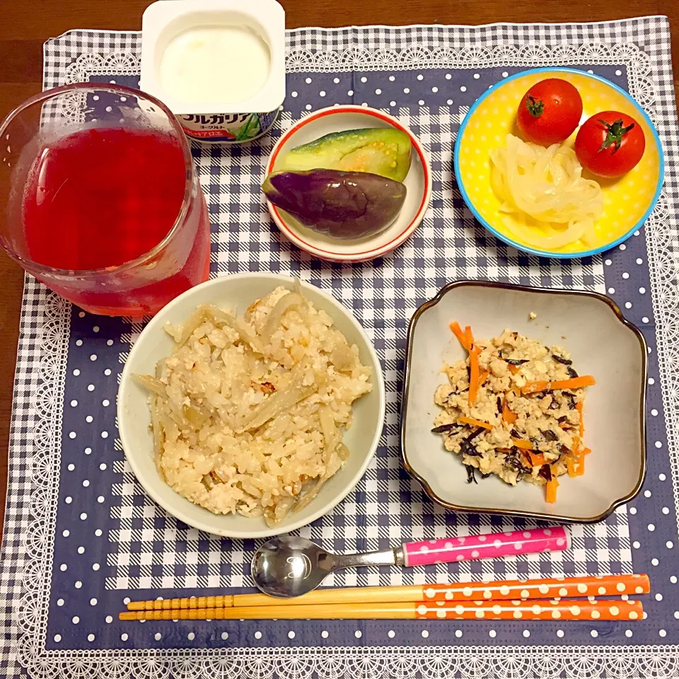 鶏ごぼう炊き込み御飯、炒り豆腐、酢たまねぎ、茄子の浅漬け、プチトマト、ローズヒップティー、アロエヨーグルト|Mさん