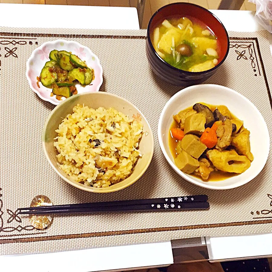 Snapdishの料理写真:鯛めし。高野豆腐と鶏肉の煮物。キュウリの梅肉和え。しめじと水菜のお味噌汁。|OGIPAINさん