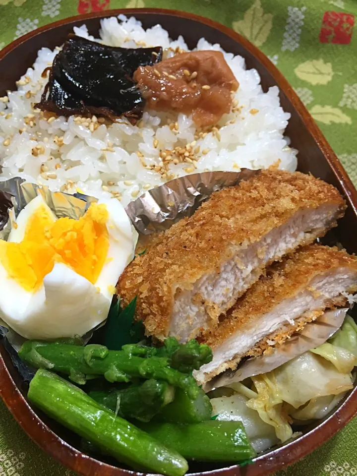 Snapdishの料理写真:火曜日のサラメシはトンカツ弁当🎶|ごはんできたよ〜さん