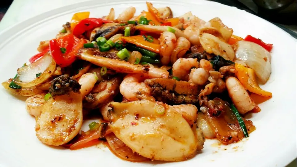 stir-fried mixed seafood|steven z.y.さん