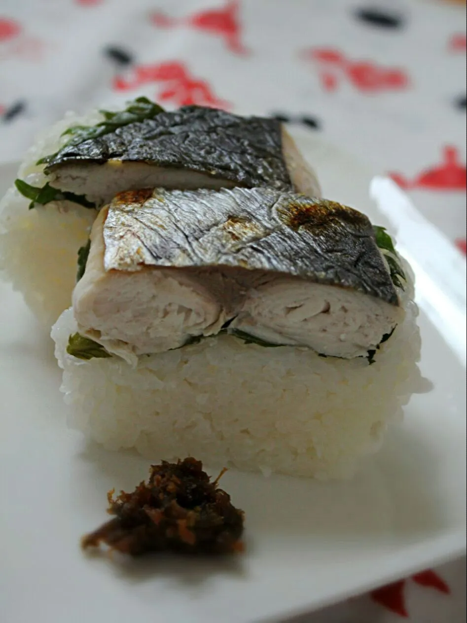 ベルさんの我が家の焼きサバ寿司🐟を鰆で作った٩(๑•̀∀•́๑)۶|ちびめがさん