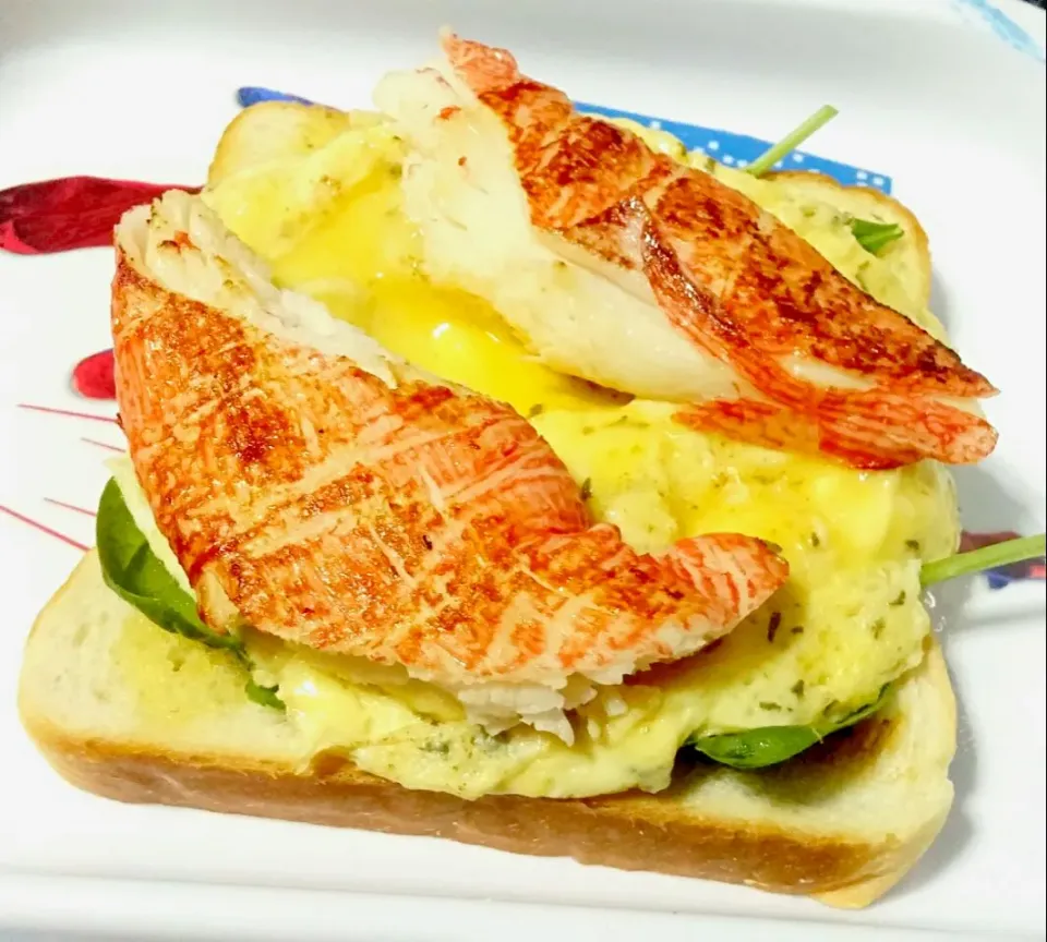 scrambled egg with buttered crab meat on garliced toast bread|dotdotdotx2さん