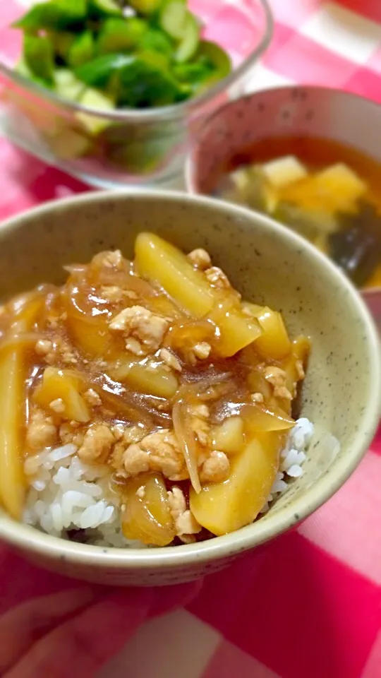 冷蔵庫が空に…。じゃがいものしょうがたっぷり鳥挽肉あんかけ丼。|hanakoさん