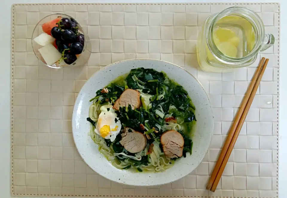 Breakfast:  noodles, fruit cup, honey and ginger water.|Liciaさん