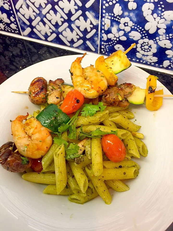 Homemade Pesto Pasta with Chicken & Prawn Kebab|Colleen Teoさん