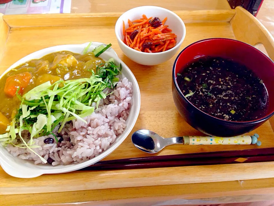 Snapdishの料理写真:千切りキャベツ乗せカレー🍛。人参サラダ。もずくスープ。|かわちさん