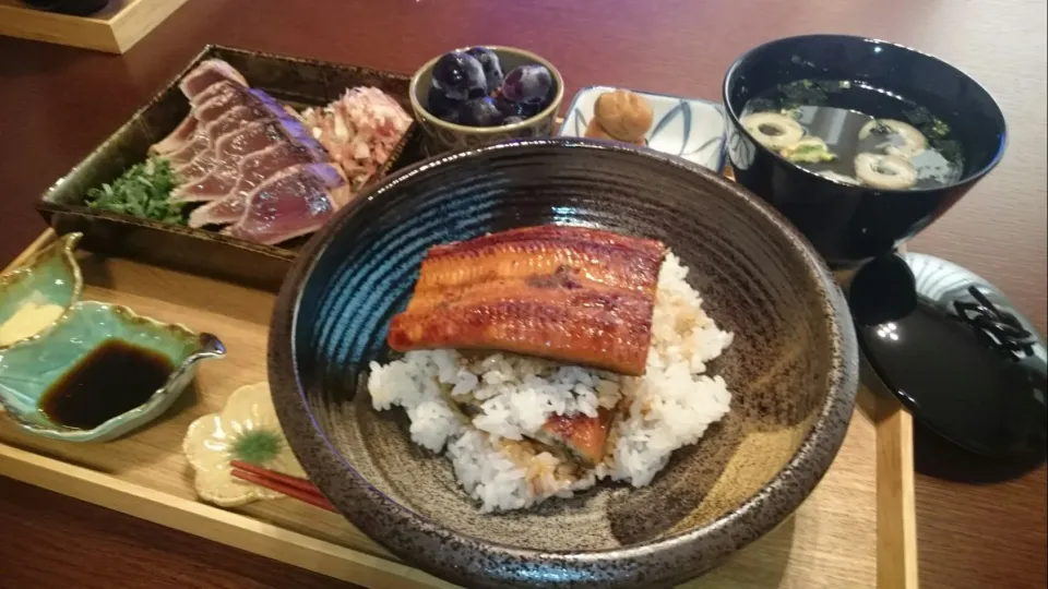 ⚪隠れ鰻丼⚪鰹のたたき⚪松茸のお吸い物⚪蜂蜜梅干し⚪巨峰|aaotaさん