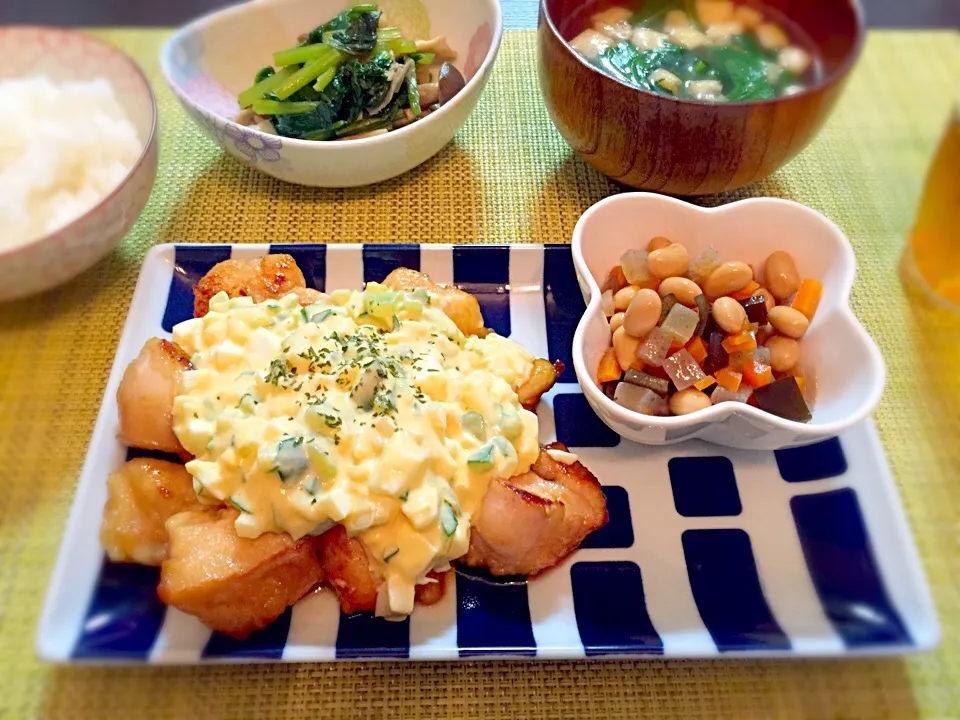 Snapdishの料理写真:鶏胸肉のチキン南蛮、 小松菜としめじと舞茸のオイスターソース炒め煮、 五目豆、 油揚げとほうれん草のお味噌汁|Akiko Furukawaさん