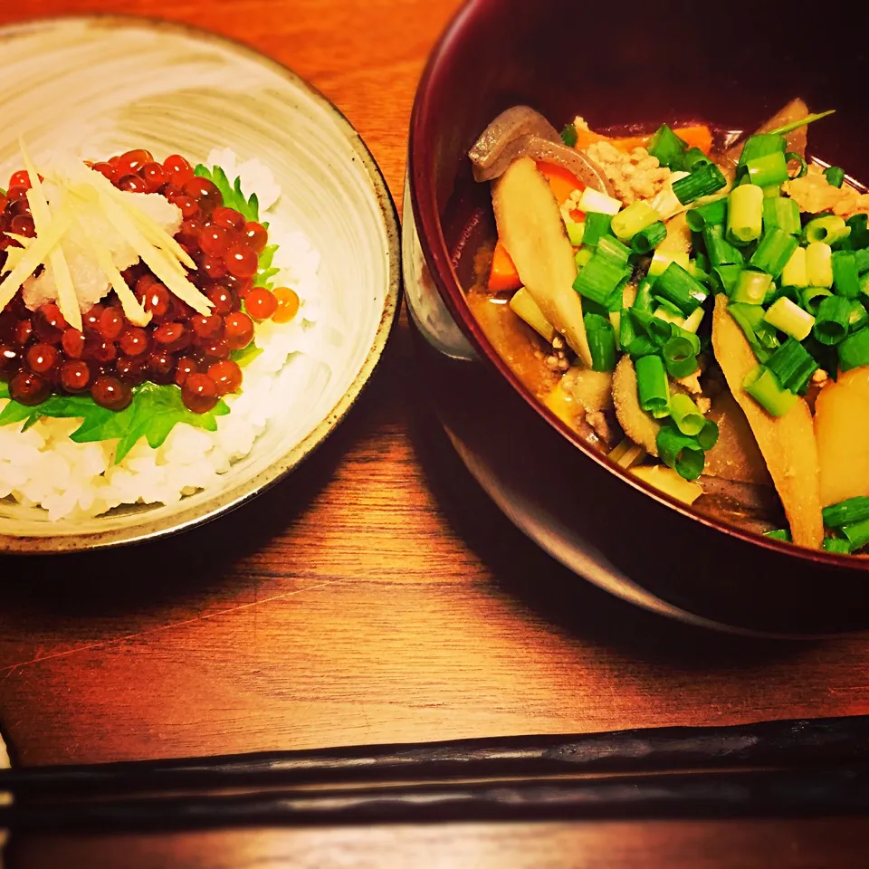 自家製イクラの醤油漬け丼と豚汁|小林紫穂さん