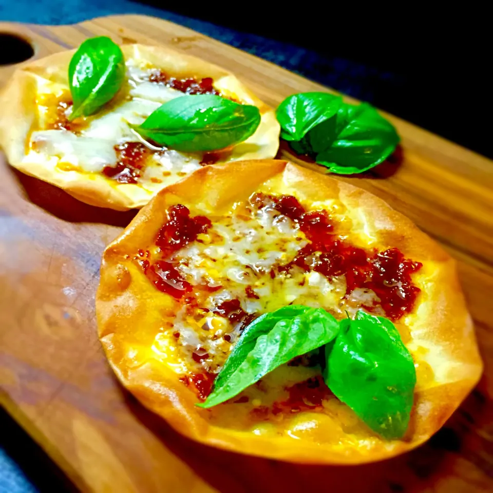 世界一簡単で小さなマルゲリータ🍕
Cedro🍋の料理 餃子の皮で簡単プチピザ♡|Cedro🍋さん