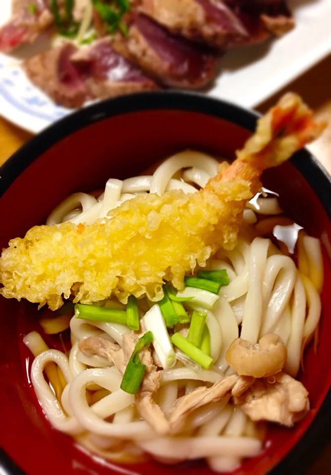 Snapdishの料理写真:この気温で、温かいうどんにしました。
スーパーの見切り品で海老天付き。|Yu Yu mamaさん