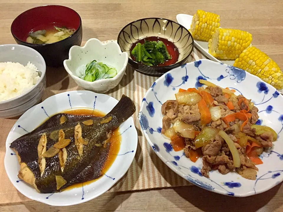 黒頭カレイ煮付け・豚コマ生姜焼き・キュウリと春雨の酢の物・野沢菜漬け・とうもろこし・さつま揚げとワカメ味噌汁|まーままさん